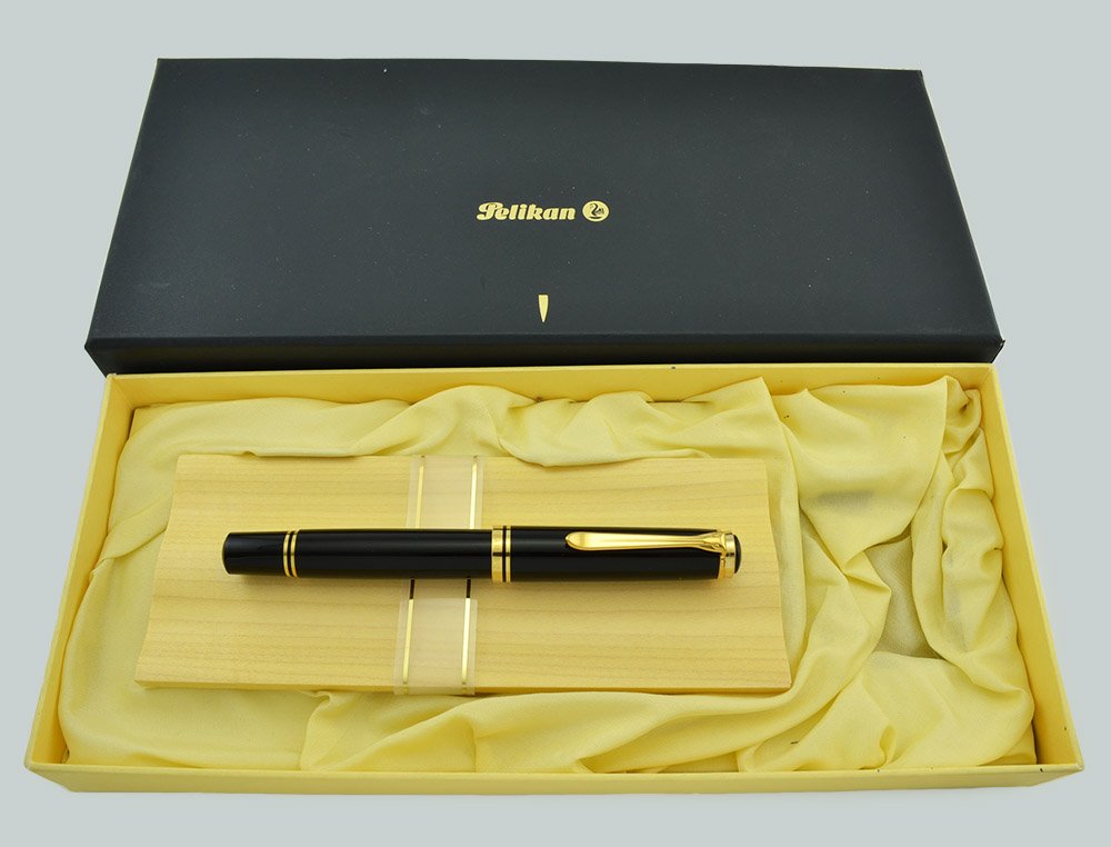 Pelikan M1000 Fountain Pen - Oversize, Black, 18K Medium Italic